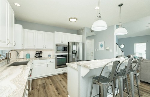Jamaica Beach House | 5★ Waterfront home w/bikes & kayaks, fire pit! Amazing underwater fishing light