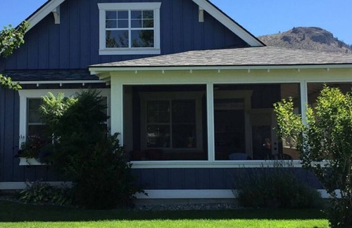 Oroville House | 50's Style Family Cottage at Private Resort Lake Osoyoos- sleeps up to 12