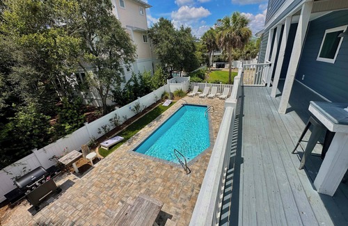 White's Gulfview House | 50 Steps to Quiet Gated Beach! Private Heated Pool-LOTS of Parking + 6 Bikes!