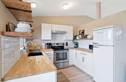 Monument House | 500 Trumbull Ln, Beautiful Mountain Views! Close to Hiking Trails