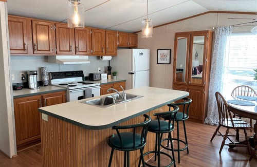 Pharr House | 55&Up? ENJOY a bargain in Rio Grande Valley! Gated, Great Pool & Warm Sunshine!