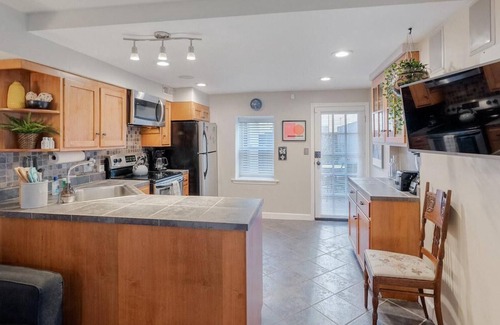 Fairmount Villa | 564 1/2 North Judson