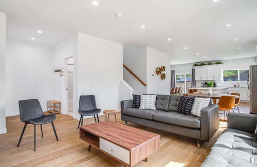 Rainier View House | 5B4BA SFH close to Airport w/EV charger, Backyard
