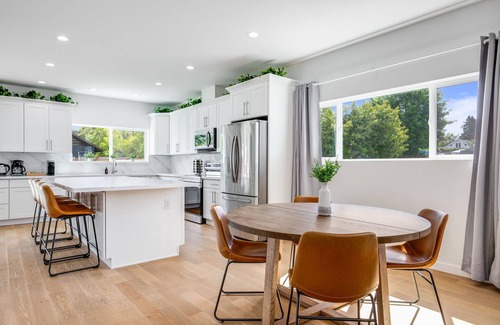 Rainier View House | 5B4BA SFH close to Airport w/EV charger, Backyard