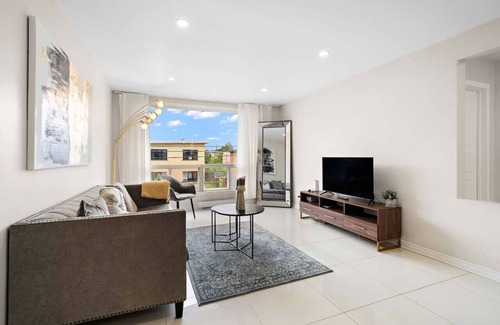 Cote-Saint-Luc Apartment | 5bdr Luxurious Apartment|2 Bathrooms | Sleeps 10