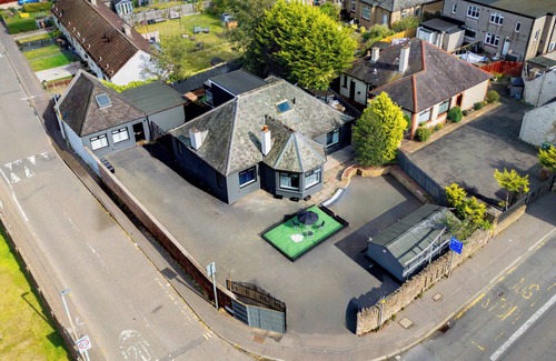 Liberton House | 5Bed Detached, Parking, 1 Bus to Airport, Jacuzzi, Sleeps10