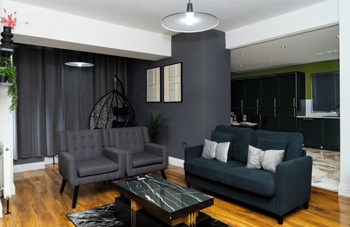 Liberton House | 5Bed Detached, Parking, 1 Bus to Airport, Jacuzzi, Sleeps10