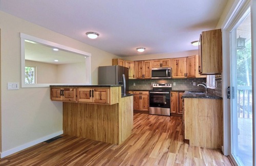 Parkwood House | 5BR 2BA Entire Home 2 Blocks Away From Golf Course