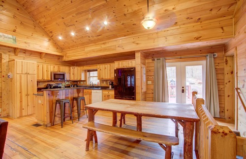 White Haven House | 5BR 3BA Cabin SLPS 18, Great For Bachelor Parties/Reunions, Free Linens. WIFIn