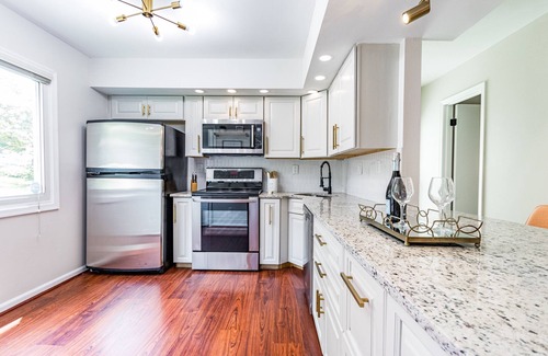 North Raleigh House | 5br golden beauty close to North Hills!
