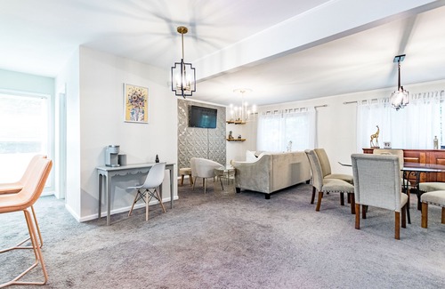 North Raleigh House | 5br golden beauty close to North Hills!