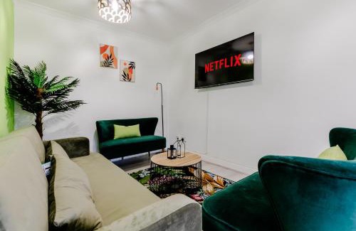 Redbridge House | 5BR House, Free Parking offA12, Contractor, Big Families, Relocation