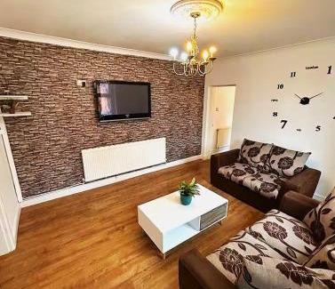 Moffat House | 5BR House w Garden Near Stadium