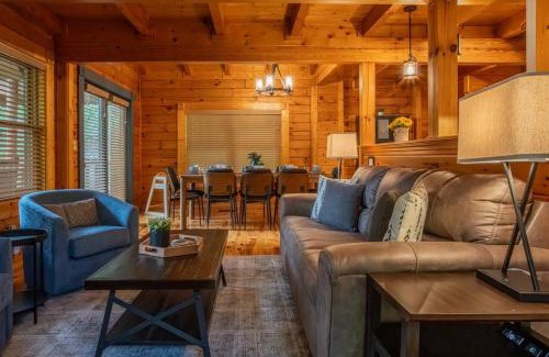 Gatlinburg House | 5BR Log Cabin, Game Room, Hot Tub, Swimming pool