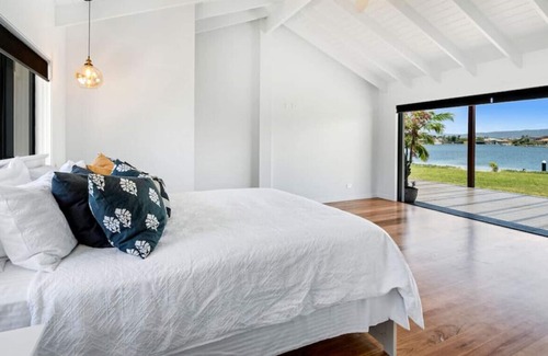 Mermaid Waters House | 5BR Luxury Canal Front Home in Mermaid Waters!
