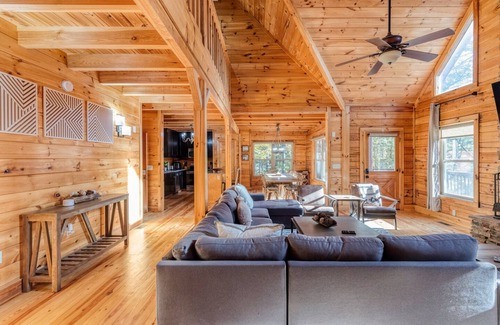 Epworth Cabin | 🌟5BR Modern Mountain Top Retreat🌟Spa & Firepit🎮Million Dollar View🌄Gigabit📶