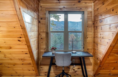 Epworth Cabin | 🌟5BR Modern Mountain Top Retreat🌟Spa & Firepit🎮Million Dollar View🌄Gigabit📶