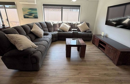 Mount Clear House | 5BR Mount Clear Manor - Sleep Up To 10 Guests!