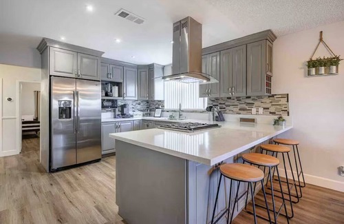 Paradise House | 5BR Vegas Getaway Pool Games BBQ Close to Strip & Airport Karaoke & Arcade