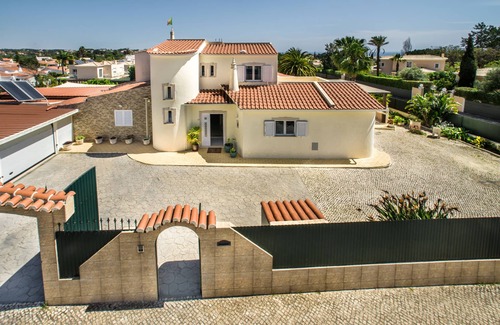 Mato Serrao Villa | 5BR Villa with Private Pool and Snooker Room