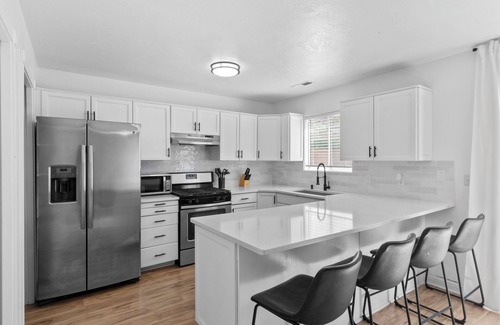 La Verkin House | 5BR Zion Retreat: 2Kitchens, FirePit, Mural & More