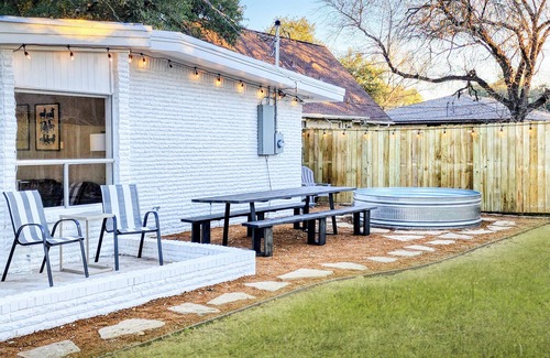 College Station House | 5mins to Kyle Field, 5BR w Private Backyard & Pool