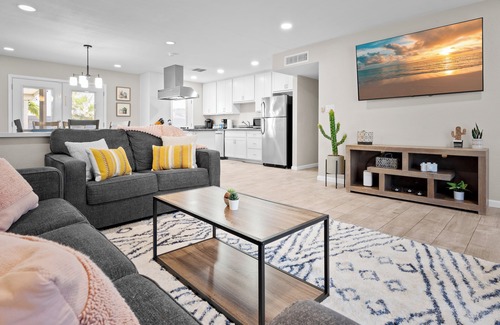 Cox Heights House | 5mins to Old Town! Heated Pool & Spa, Fire pit & Outdoor TV!