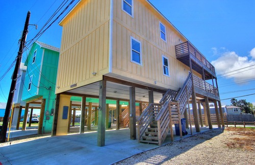 Flour Bluff House | 6/4 private boat slip! waterfront pool! 10 minutes to the beach!