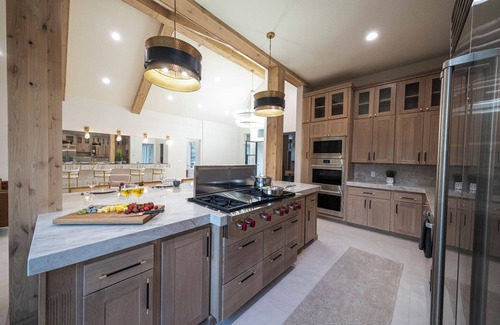 Huntsville House | 6/7 Ski house, IKON, Snowbasin, Powder mtn, Hot Tub, sleeps up to 21