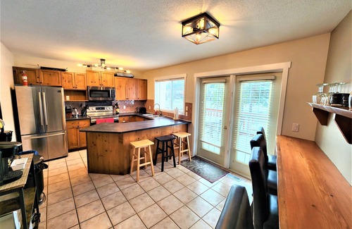 East Kootenay House | 6 BDR | 360 Views ! | A/C | Sauna