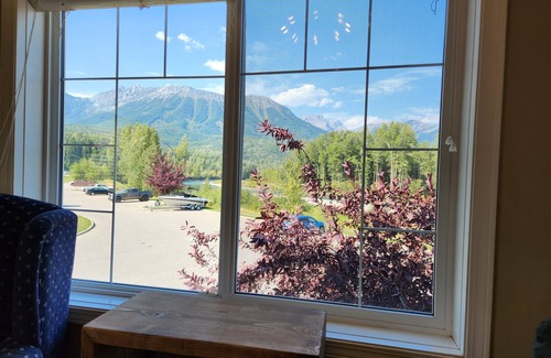 East Kootenay House | 6 BDR | 360 Views ! | A/C | Sauna