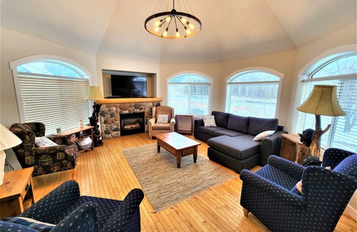 East Kootenay House | 6 BDR | 360 Views ! | A/C | Sauna