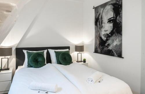 Municipality of Tilburg Apartment | 6-bed Aircon House Diaz 60m2, Many Bedrooms