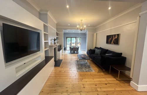 West Finchley House | 6 Bed Family holiday home away from home close to attractions and amenities