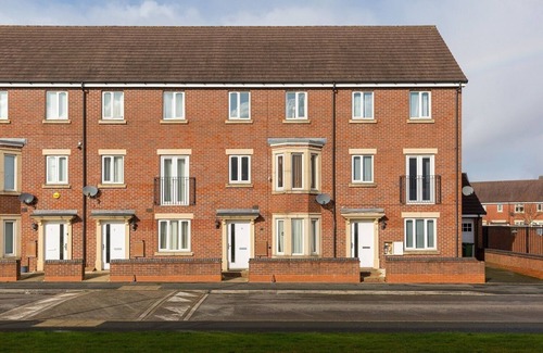 Wolverhampton House | 6 bed house with free secure parking & 3 bathrooms