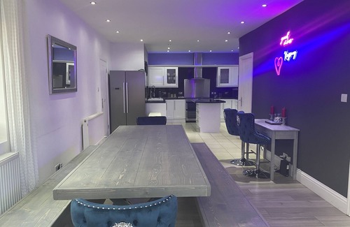 Fenham House | 6 Bed-Sleeps 12-Hot Tub-Free Parking-Pet Friendly