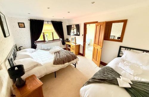 Walsall Villa | 6 Bedroom 4 bathroom House 14 guests or more in Birmingham, Wolverhampton, Walsall Contractors, Family & Groups