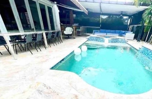 Miami Lakes Apartment | 6 Bedroom 682726 by Houzlet