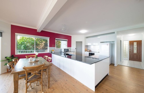 Shute Harbour House | 6 Bedroom Holiday Home with Private Pool and Ocean Views. Sleeps 16!