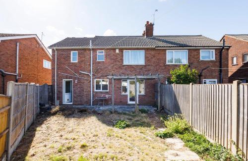 Stanford-le-Hope House | 6 Bedroom Larger group House with Parking Corringham Stanford Le Hope
