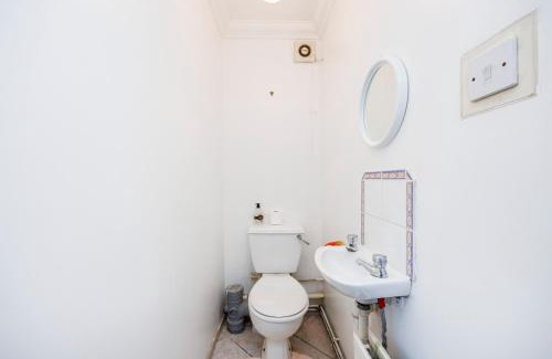Stanford-le-Hope House | 6 Bedroom Larger group House with Parking Corringham Stanford Le Hope