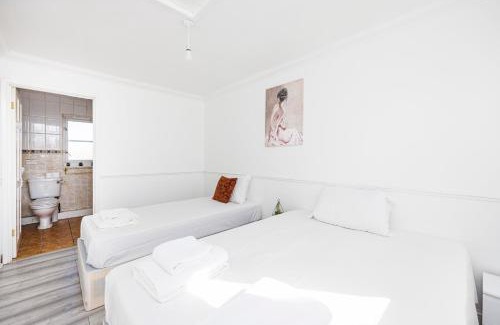 Stanford-le-Hope House | 6 Bedroom Larger group House with Parking Corringham Stanford Le Hope