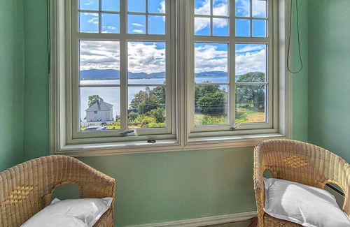 Askvoll House | 6 bedroom lovely home in Holmedal