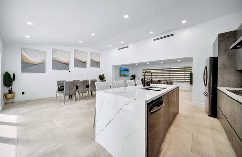 North Miami Villa | 6 Bedroom Miami Getaway Paradise Gated Parking