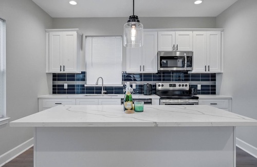 Southeast Houston House | 6 bedroom Sleep 14 10 min from Downtown, Med center, Galleria, and Stadiums!
