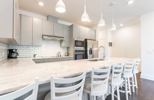 Hermitage House | 6 Beds + Safe & Quiet! 6 to Airport & 15 to Downtown!