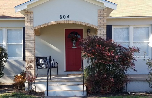 Fredericksburg House | 6 Blocks from Downtown Main Street- Great for Families & Girls Weekend