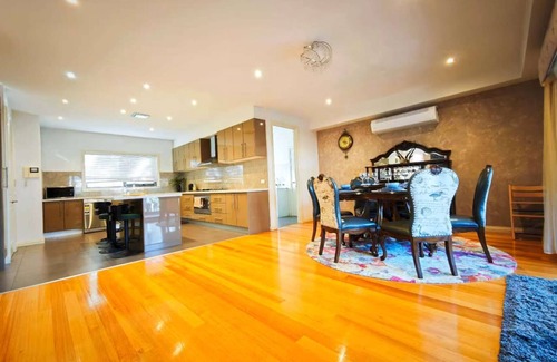 Keysborough House | 6 BR 3 BATH large mansion, 3 king beds, 4 queen beds, 5-star supreme enjoyment
