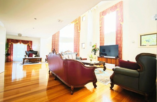 Keysborough House | 6 BR 3 BATH large mansion, 3 king beds, 4 queen beds, 5-star supreme enjoyment