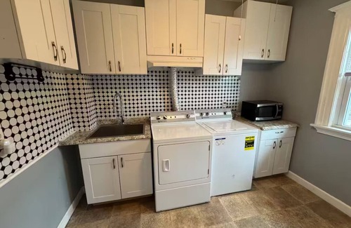 Getty Square House | 6 BR, 4 BA Mansion Close to the City